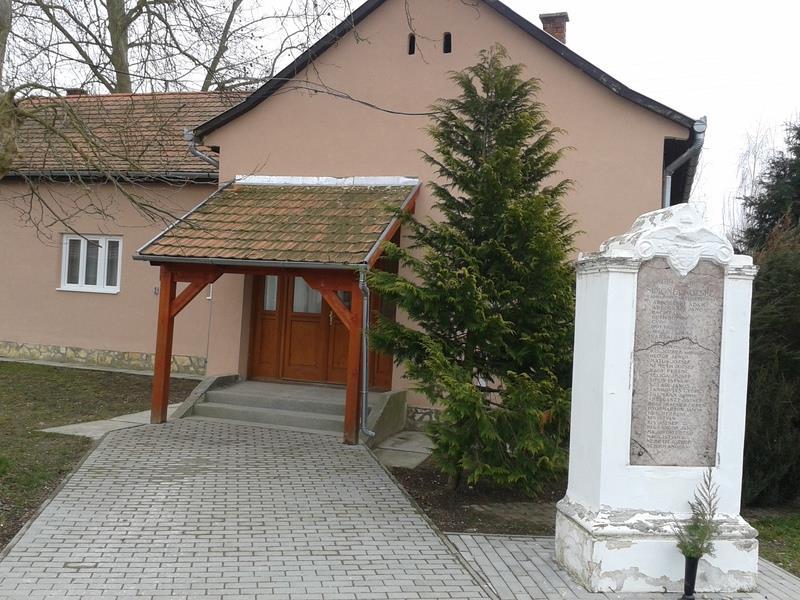 Az utcával párhuzamos gerincű, nyeregtetős, oromfalas lakóépület eredeti formáját őrző kialakításában maradt fenn.