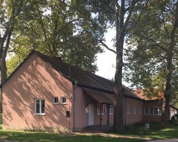 Javasolt az utcára merőleges tetőgerinc és a közvetlen környezetben jellemző tetőhajlásszög alkalmazása ez általában 25-35 fok közötti.
