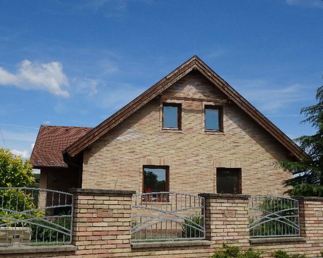 7 Jó példák Homlokzatok Az épület utcára merőleges gerincű, nyeregtetős,