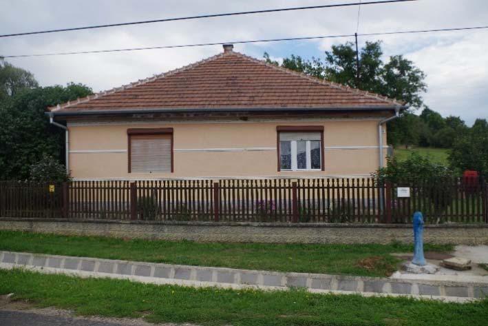 osztott üvegezésű sötét barna ablakok