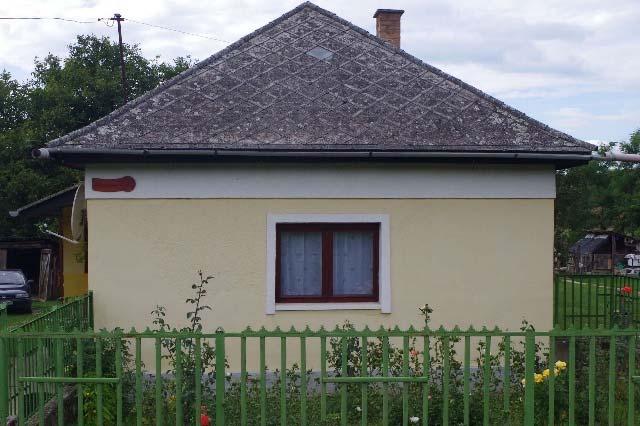 Az utcai homlokzatoknál ne nyissunk nagy nyílásokat, kövessük a régi mesterek által meghatározott ablak méreteket.