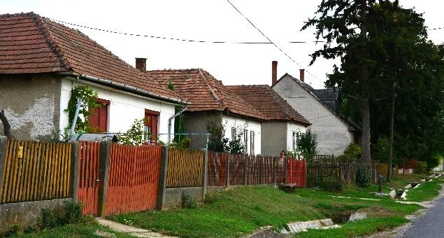 Új épületeknél ajánlott a környezethez való illeszkedés, így javasolt a meglévő telepítési rendszert követni.