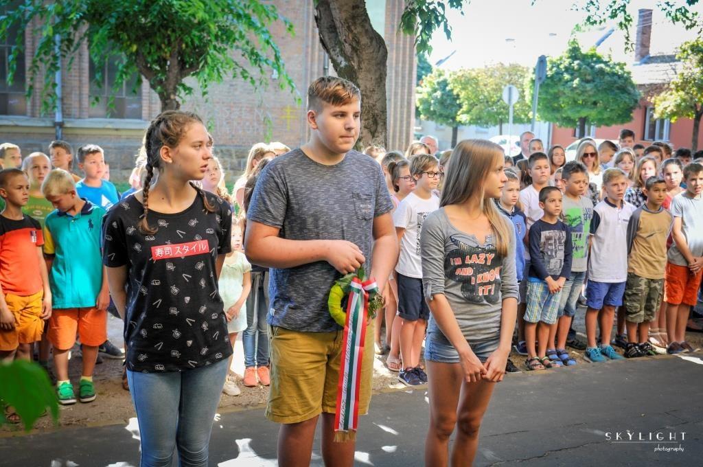116. szám 2016. november 3 Tanévnyitó ünnepély 2016. augusztus 31-én, 507 tanulóval, (270 alsós és 232 felsős) nyitottuk meg a 2016-2017. tanévet. A most először iskolába érkező elsősök száma 56 fő.