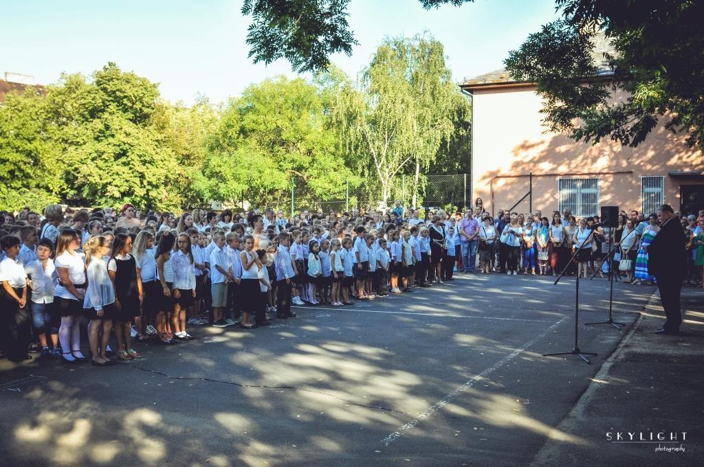 Ezt követően az új első osztályosoké lett a főszerep. Tóth Sarlott Larina és Poelinca Ádám Mihály 1.b osztályos tanulók mondták el Szalai Borbála Utolérem a bátyámat című versét. Az 1.