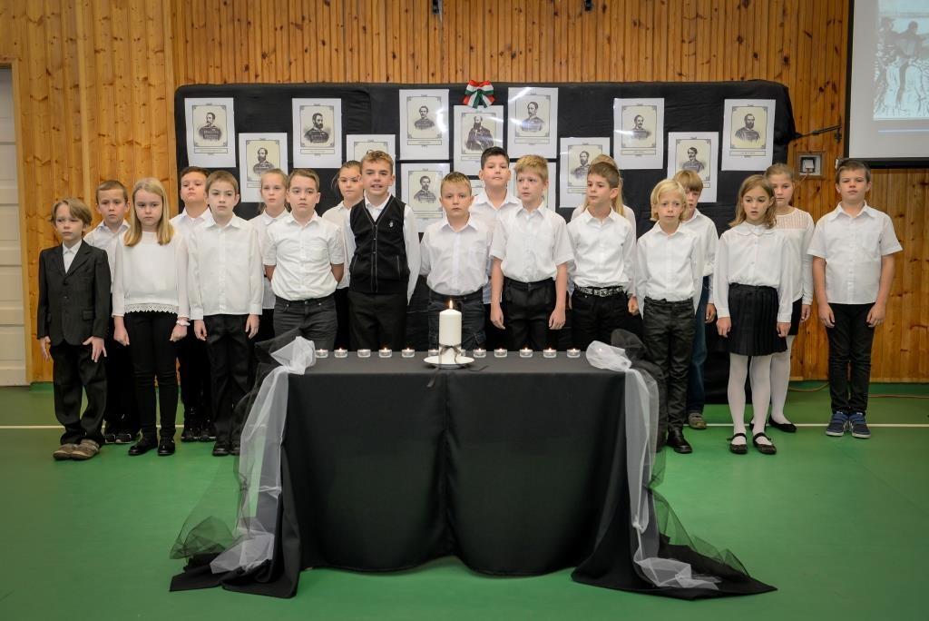 A műsort Tamás bácsi nyitotta meg, majd a Himnusz következett, ezután egy irodalmi megemlékezést hallhattak a diákok a hős vértanúkról, a végén pedig igazgató úr mondta el beszédét.