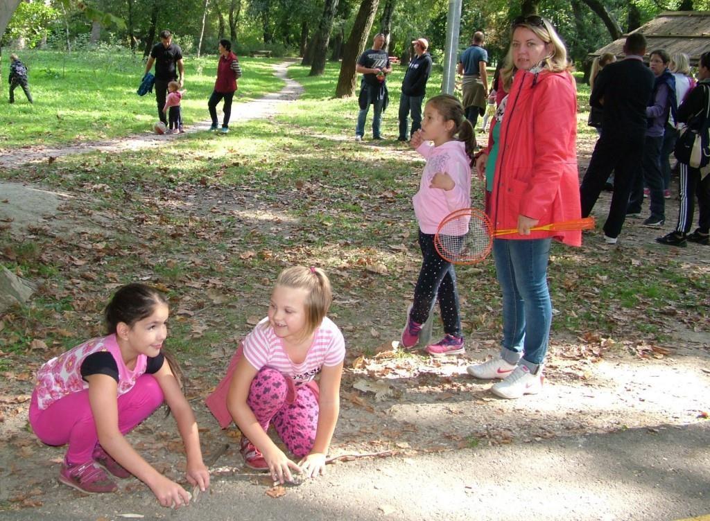 a osztályos kisdiákok és szüleik már kora reggel izgatottan gyülekeztek az iskola előtt várva, hogy Andi néni és Marcsi néni megadja a jelet az indulásra.