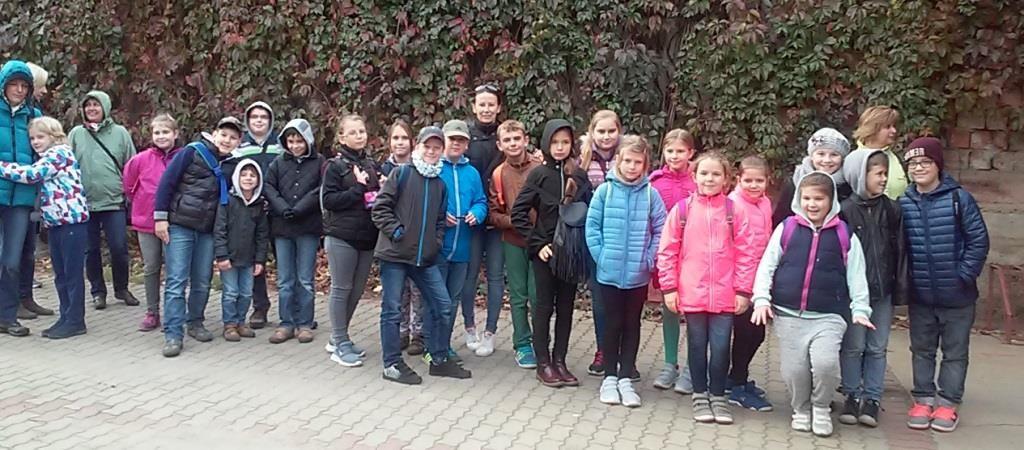 Elfoglaltuk a szállásunkat, az épület az erdő szélén állt. Szép volt a környezet, patak csörgedezett a táboron át. Kicsit megpihentünk, majd elindultunk felfedezni, megismerni a falu nevezetességeit.
