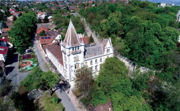 MŰEMLÉKEK A területet 1762-ben szentelte fel Budai József kapucinus atya, ettől kezdve hívják Kálvária-hegynek. 1808-ban új, díszesebb kálvária épült, a tér ekkor nyerte el mai méretét és formáját.
