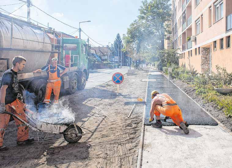 A Tavas utcában 2650 méter kiemelt szegély javítása és mintegy 800 méter újjáépítése, valamint az utca lakótelep felőli járdái nak akadálymentesítése valósul meg.