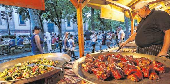 Péntek délután az aprónép vette birtokba a gyepet, játszhattak, ügyeskedhettek, a népi kirakodóvásáron válogathattak a szebbnél szebb ajándékok között, később jót derültek a Paprika Jancsi című