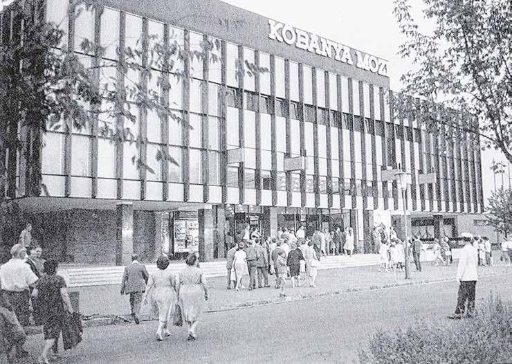 Már reggel 7 órától ügyeletet tartanak, és délután 5-ig vigyáznak a gyerekekre. Általában 100-120 gyerekre felügyelnek a táboroztató pedagógusok, kéthetente más-más felállásban.