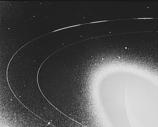 Felhőárnyékok. A kép felbontása 11 kilométer! (NASA/JPL.) A szonda megfigyelései révén megtudtuk, hogy a Neptunusznak összefüggő gyűrűrendszere van. Tehát mind a négy óriásbolygót ez veszi körbe!