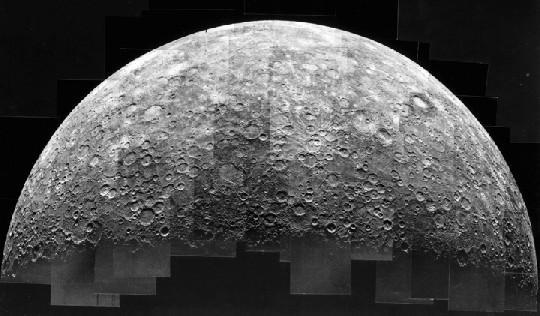 A Mariner-10 által készített képek egyike. Kráterek és kráterek. (APOD.) Az első képeken már jól látszott, hogy a legbelső bolygó felszíne telis-tele van becsapódásos eredetű kozmikus sebhelyekkel.