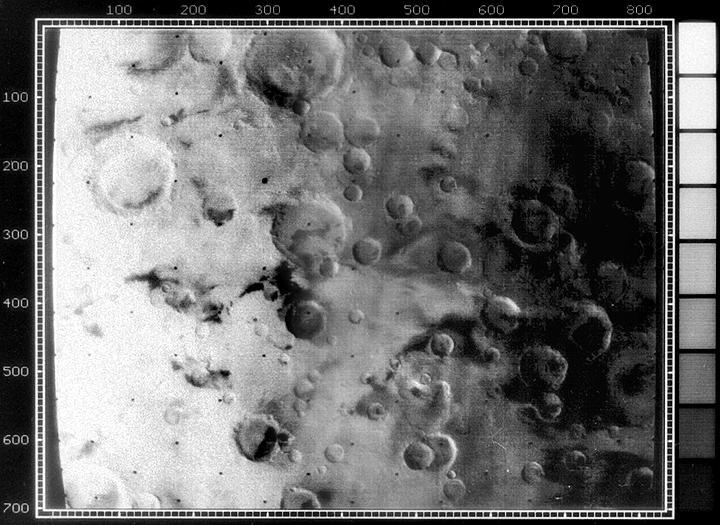 A Mariner-9 egyik felvétele, amely 1971-ben állt bolygó körüli pályára. Jól látszik a sűrűn kráterezett vidék. (NASA.