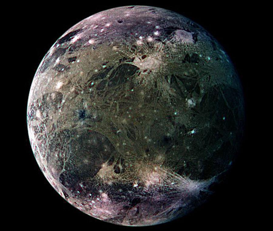A Ganymedesről készült egyik Galileo felvétel. A korábban ismertetett felszíni alakzatok itt jobban megfigyelhetők. (NASA/JPL.