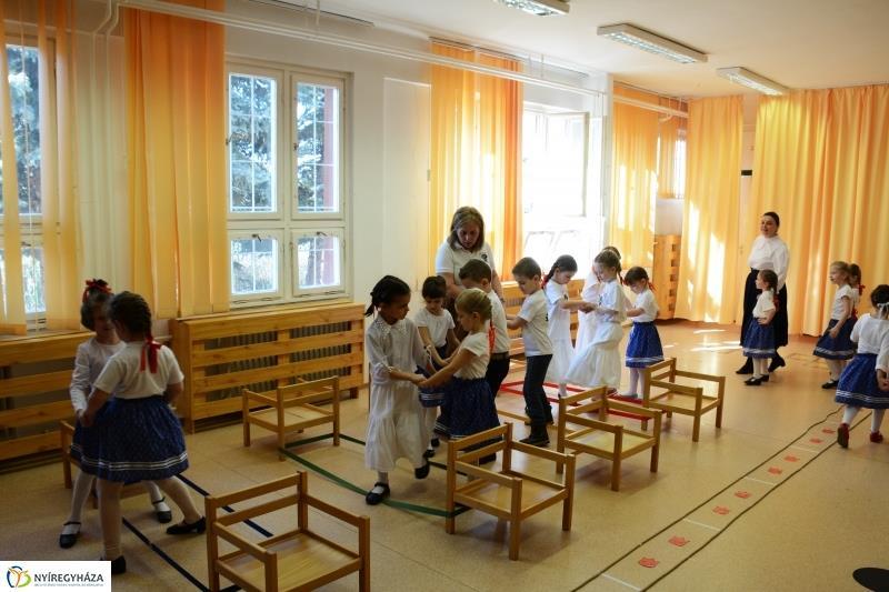 A padlóra felragasztott tulipánok, körök és kötélpályák segítik a táncban gyermekeket, hogy közben a gyerekek észre sem veszik, hogy táncos koreográfiát tanulnak.