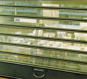 ...szellősen és biztonságosan... Perforált sávredőny Perforated Band Shutter Jaluzele perforată 1993-ban kezdtük gyártani a perforált sávredőnyöket, melyek gyorsan beilleszkedtek a hazai környezetbe.