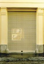 ...szellősen és biztonságosan... Sávredőny ablak felülettel Band Shutter with Window Jaluzele cu fereastră Ez a redőnytípus bizonyos területeken a rácsot hivatott helyettesíteni (pl. mélygarázs).