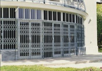 In the lack of upper space it provides correct shut-down indoors. When slided aside the grid-construction can be turned by 180, providing a wider space for passing-by.