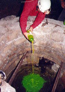 43 Búvárklub 1994). Kessler H. a vízfestést azért nem tartotta indokoltnak, mert szerinte a területen olyan kicsi a szivárgási sebesség, hogy a vizsgálat évekig tartana.