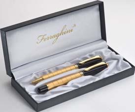 F8 9,5 x 8,0 x,5 cm G 5 x cm K 5/50 Ferraghini toll szett, mely tartalmaz egy kéken író golyóstollat