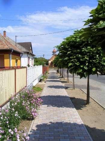 szegélykövek alkalmazásával) szintén jelentős javulást eredményezhet. A település utcái vezetik a tekintetet, felfűzik a települést alkotó elemeket, ezért harmonikus, egységes kialakításuk fontos.