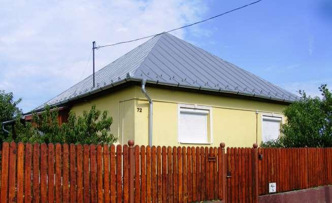 HOMLOKZATKÉPZÉS, ANYAGHASZNÁLAT (SZÍN) A település ezen részein az alkalmazott homlokzati színvilág igen változatos.