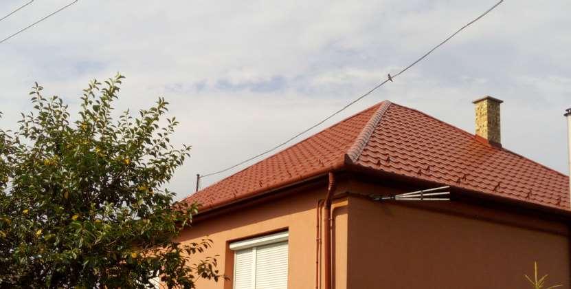A különböző karakterű településrészeken más és más építészet jelenik meg, valamint az eltérő karakterű épületek egymás mellett békésen megfér egymás mellett.