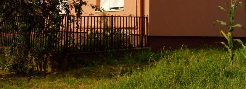 Előfordul, hogy a sokszor túlgondolt, alapvető geometriai formáktól különböző, szokványostól eltérő szín- és anyaghasználat mellett a kertek előtt elsétálva a helyiek felnézve vagy éppen fejcsóválva