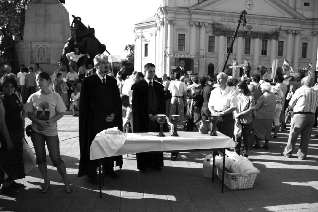 nagy károly zsolt 3. kép az úrvacsora osztása 2009. május 22-én. (nagy károly zsolt fotója.) egyháztestek liturgiai hagyományaiból merítő, és a korábbi magyarországi liturgiákat ötvöző jellegét.