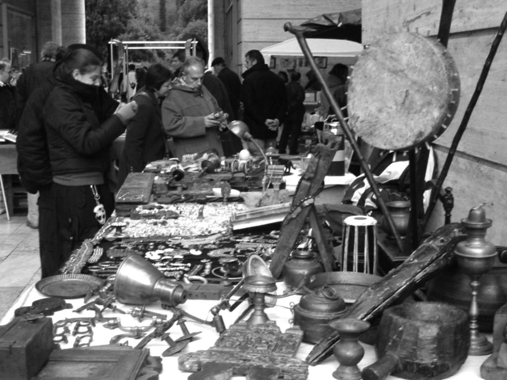 Michalkó gábor 2. kép Bolhapiac rómában: a turisták és a helyiek egyaránt felkeresik. (Michalkó gábor fotója.) tén kínálják termékeiket.