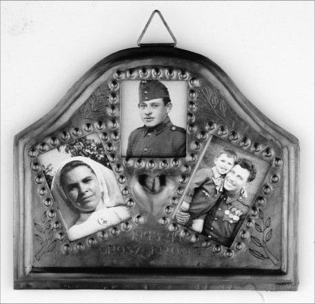 lövészárok-művészet. Harctéri hulladékokból otthoni díszek gokban térnek el egymástól. (A különbség forrása az is lehet, hogy e két darab nem azonos gyártmányú lőszerhüvelyből készült.