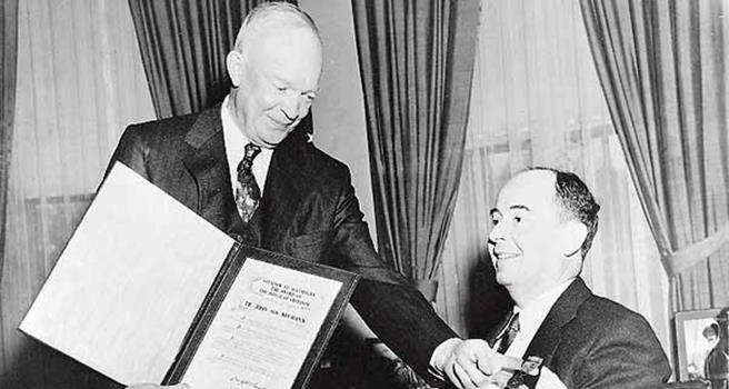 TÖRTÉNELEM/INFORMATIKA Amikor Eisenhower tábornokot 1953-ban az USA elnökévé választották, Neumann vált a legbefolyásosabb tudóssá Washingtonban, így az atomenergia-bizottság öt tagjának egyike, majd