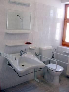 A mosdókagyló első éle homorú és a kagyló billenthető