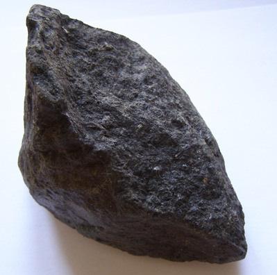 A bezáró gabbró-diorit (főleg diorit) kőzetek és a kumulátumok között ásványos összetételben