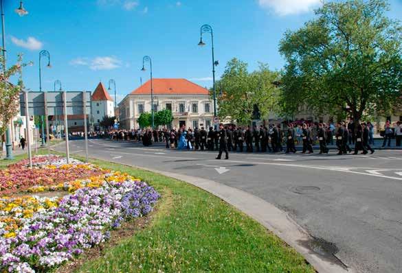 nyújtotta lehetőségeket nappali tagozaton. A felnőttoktatás esti tagozatán futó képzéseket hasonló színvilágban jelentetjük meg képeslap formában.