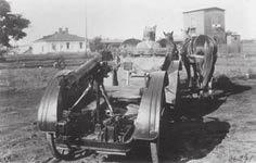 Tanulmányok 10 ábra. A lengyel lovasdandár lovaglótüzér ütege 75 mm-es könnyű tarackot vontat 9. ábra. A lengyel lovasság géppuskahordozó tacsankája lományába több ezer ló tartozott és több ezer ember gondoskodott a lovak ellátásáról.