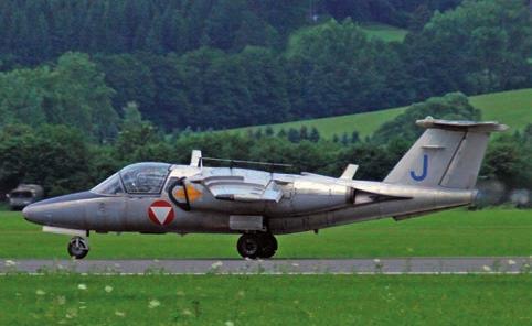 Az osztrák légierő Sk60 gépe gurulás közben ral és az Sk60C orrészével, egy export felderítő változat kifejlesztése.