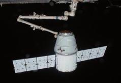 Május 24-én került a két űreszköz a hatalmas űrállomás és a kis űrhajó közvetlen kommunikációs kapcsolatba, amikor a Dragon 2,4 km-nyire az ISS alatt repült.