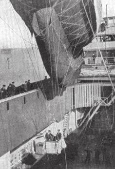 Hazai tükör 7. ábra. A LZ85 zászlója a kényszerleszállás után, már elfogói kezében 8. ábra. A HMS AGAMENNON hadihajó, amely lelőtte Szaloniki partjánál az LZ85-öt, 1916.