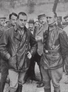 Hazai tükör 12. ábra. A léghajó roncsa az üzemanyagtartályokkal. A léghajó roncsait görög, angol és francia katonák vizsgálják át 10. ábra. Nippe főhadnagy, Thelen hadnagy és Scherzer százados 11.