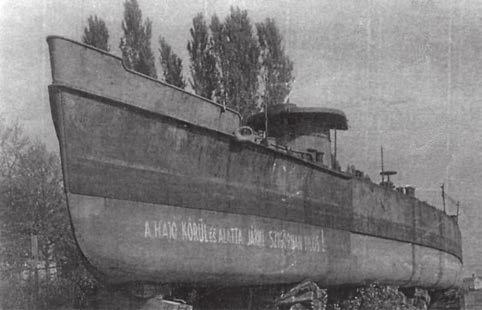 Haditechnika-történet 10. ábra. A hajótest a Ganz hajógyári telep szélén (M. K.) 1939-ben a szerbek 1-1 db 4 cm-es Bofors gépágyút tettek a náluk lévő BODROG, KÖRÖS és SZÁVA monitorokra is.