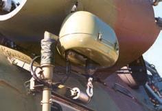 A helikopter az állóhelyen, lehajtott hajtóműtér-lemezekkel típusú rádió magasságmérő (Collins ALT 55) szintén a repülésbiztonságot növeli, különösen, hogy már a másodpilóta is rendelkezik ilyen