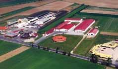 Cégtörténet 3 1995-ben újabb nagy beruházások vették kezdetüket. Megvásároltuk az első szállító járművet, belekezdtünk a 2000 m 2 -es szerelvényraktár építésébe.