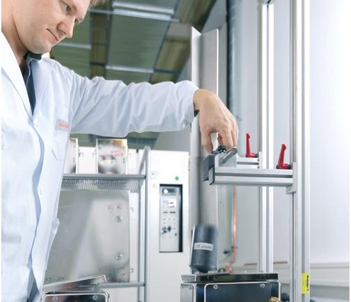 Mechanikai tesztek Laboratóriumunkban különböző vizsgálatoknak vetjük alá szekrényeink mechanikai stabilitását, hogy megállapítsuk, milyen mértékben állnak ellen a külső