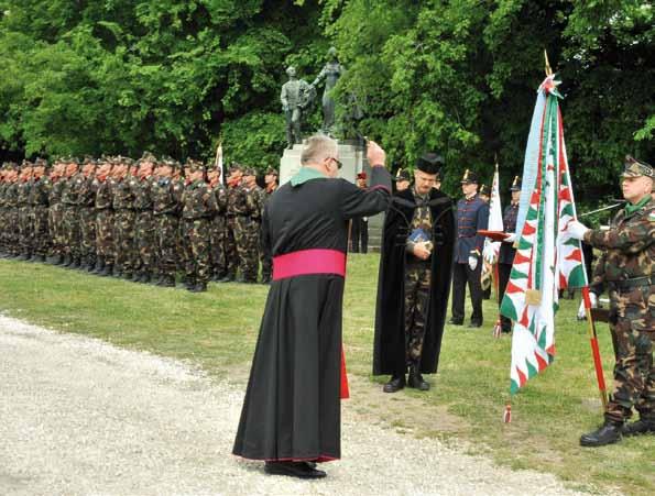 Az eddigi teljesítményükhöz gratulálok, a jövőben előttük álló kihíváshoz pedig sok sikert kívánok. A csapatzászló kifejezi az együvé tartozásunkat, a bajtársiasságot, a közös célt.