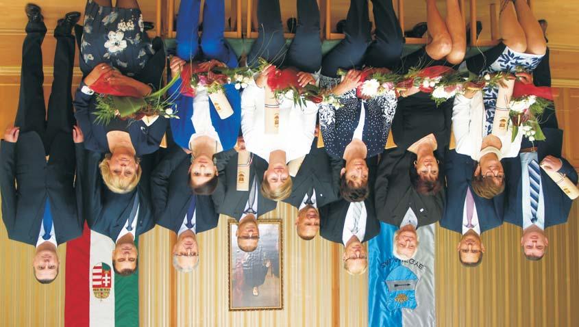 12 Szeptember 23-án, szombaton került sor a hagyományos ünnepi megyegyûlésre. Vigh László országgyûlési képviselõ köszöntötte a megyeháza Deáktermét megtöltõ ünneplõ közönséget.