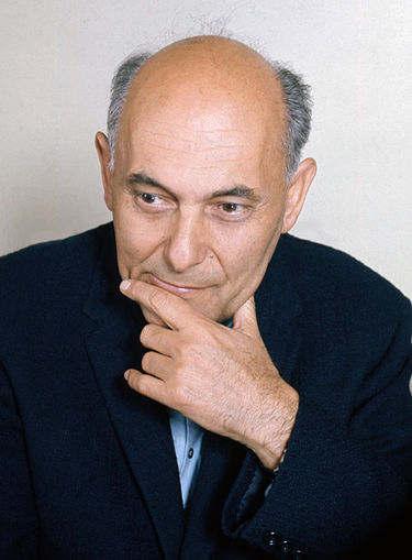 (A kép forrása: wikipédia) (Allan Warren fényképe) karmester-főzeneigazgató, zongoraművész.