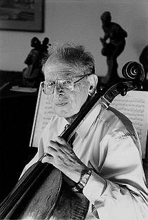 operaénekes színművésze. A Csokonai Színház operatársulatának egyik alapítója volt 1952-ben; - Banda Ede (Budapest, 1917. IV. 6.