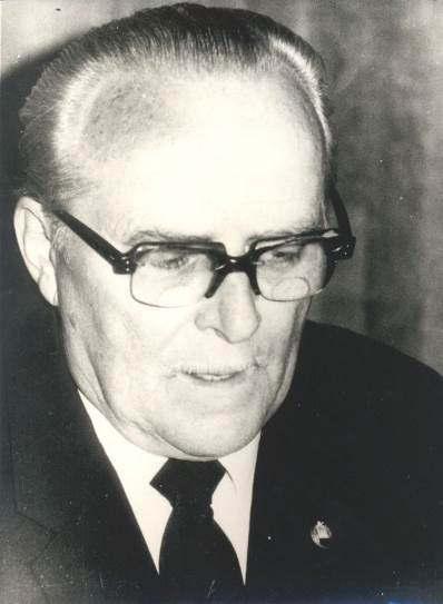 gyűjtéseinek digitalizálását a Hagyományok Háza Folklórdokumentációs Könyvtára végezte el; - Devecseri Gábor (1917-1971) író, költő, műfordító; - Dobray István (Tótpróna, 1917. XI. 23. Budapest, 2006.